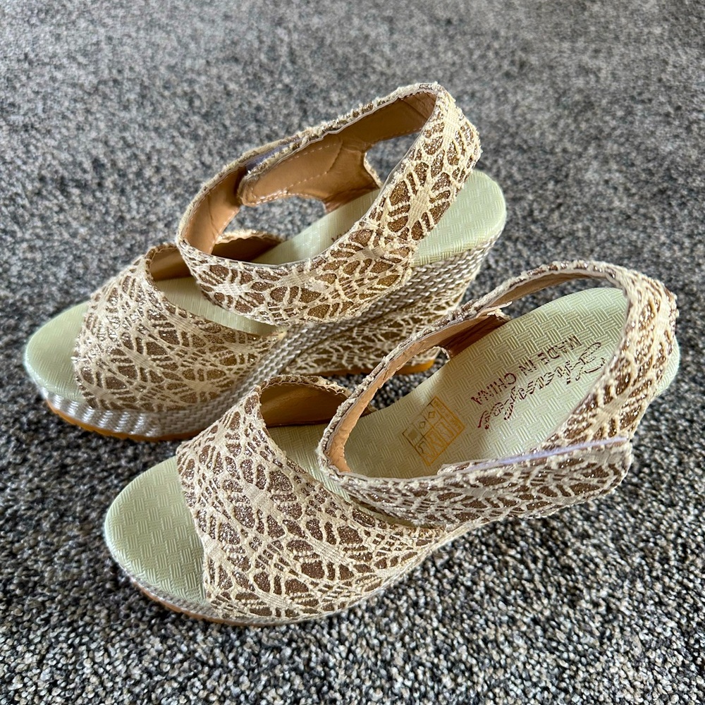 Woman’s Sandals Wedge Sandals With 4” Heel Size 36 (6.5) New Without Tags